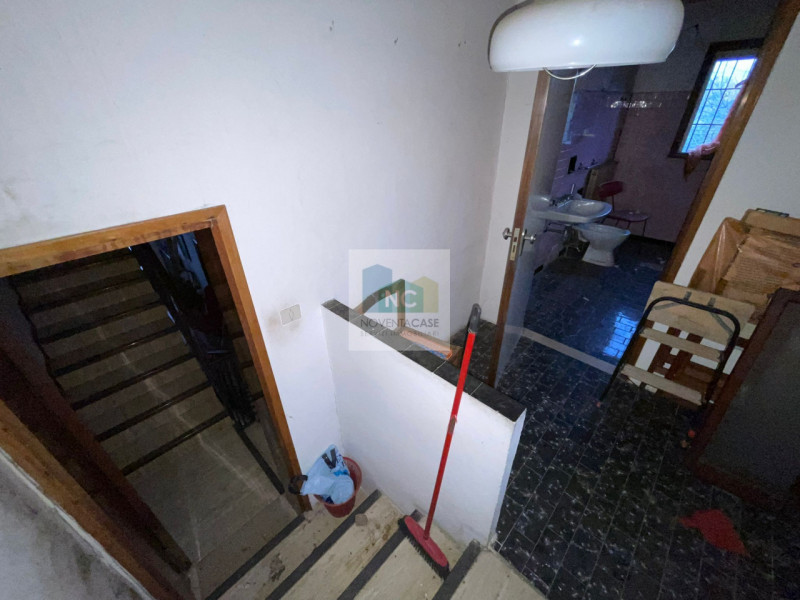 Situata nella tranquilla e ricercata zona di Noventana, questa porzione di bifamiliare rappresent...