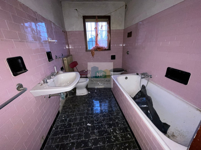 Situata nella tranquilla e ricercata zona di Noventana, questa porzione di bifamiliare rappresent...