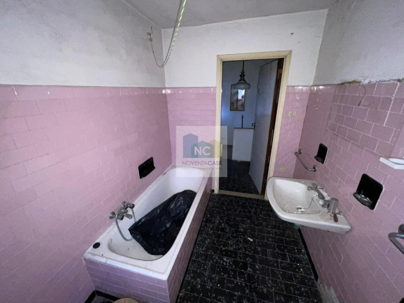 Situata nella tranquilla e ricercata zona di Noventana, questa porzione di bifamiliare rappresent...