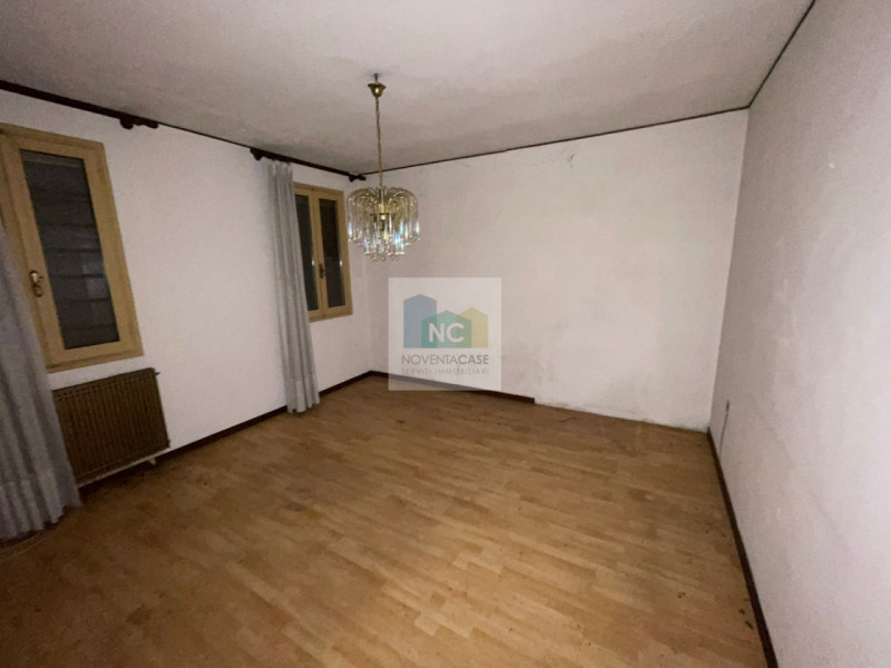 Situata nella tranquilla e ricercata zona di Noventana, questa porzione di bifamiliare rappresent...