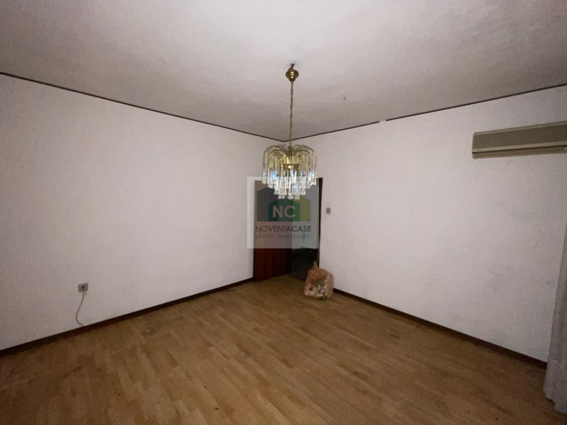 Situata nella tranquilla e ricercata zona di Noventana, questa porzione di bifamiliare rappresent...