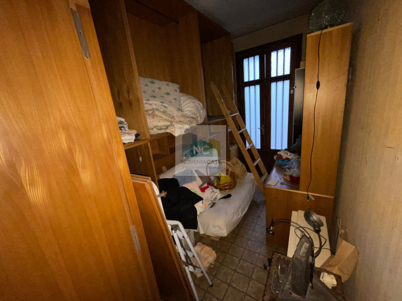 Situata nella tranquilla e ricercata zona di Noventana, questa porzione di bifamiliare rappresent...