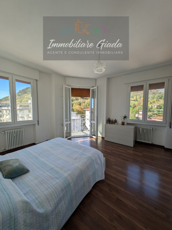 Situato nel cuore di Vittorio Veneto, proponiamo in vendita un luminosissimo appartamento quadril...