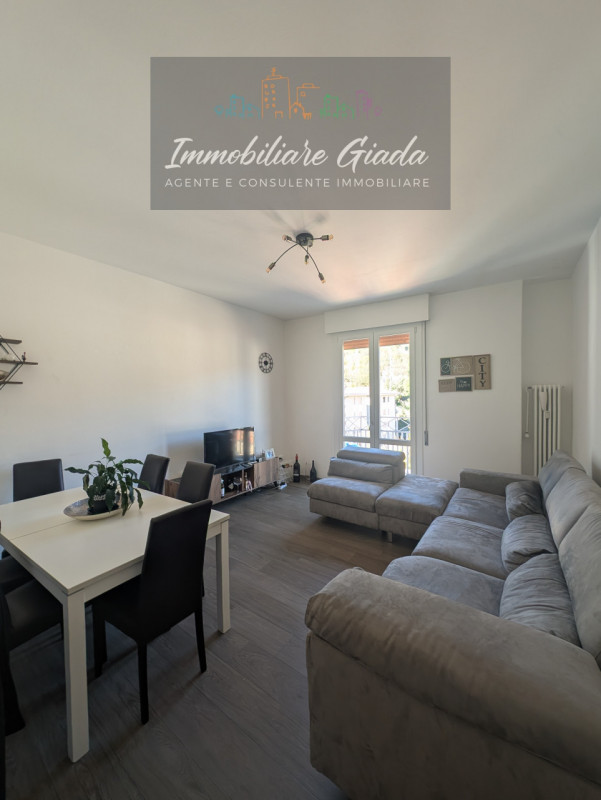 Situato nel cuore di Vittorio Veneto, proponiamo in vendita un luminosissimo appartamento quadril...