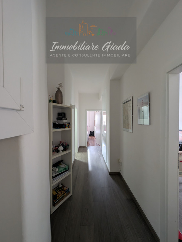 Situato nel cuore di Vittorio Veneto, proponiamo in vendita un luminosissimo appartamento quadril...