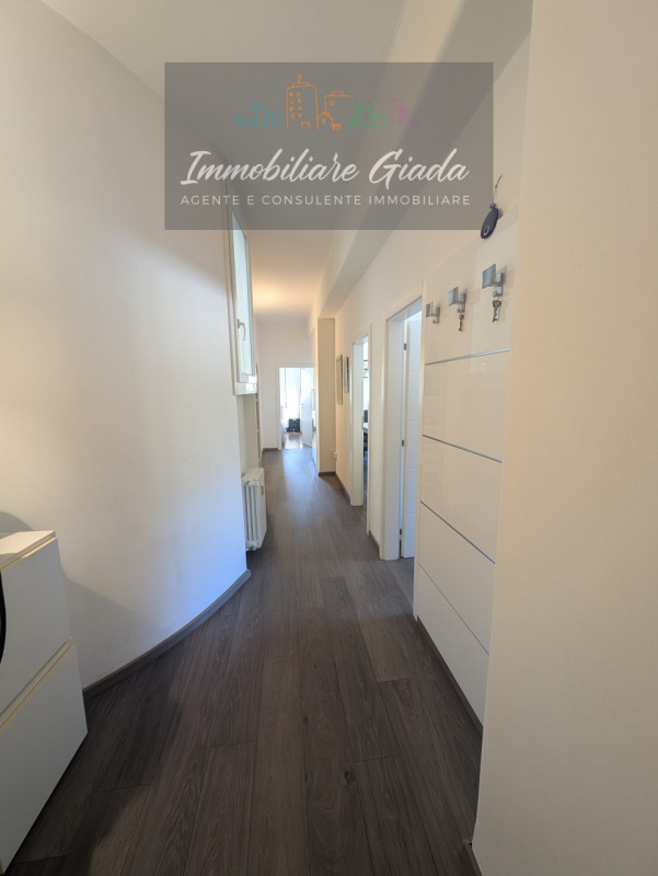 Situato nel cuore di Vittorio Veneto, proponiamo in vendita un luminosissimo appartamento quadril...