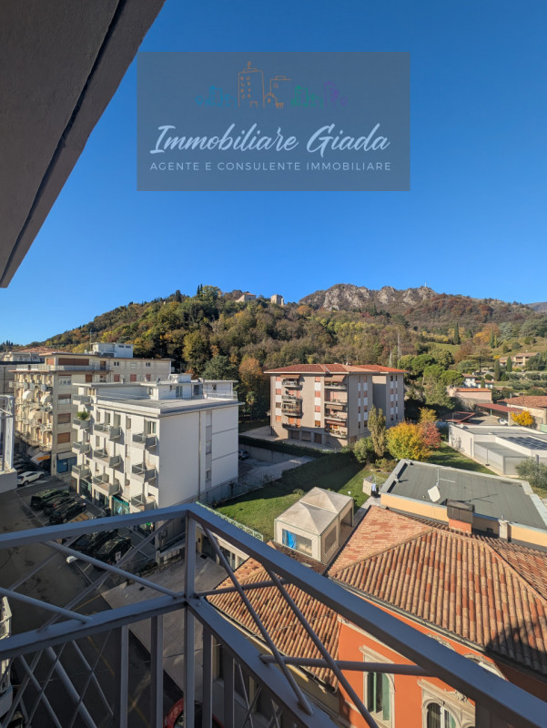 Situato nel cuore di Vittorio Veneto, proponiamo in vendita un luminosissimo appartamento quadril...