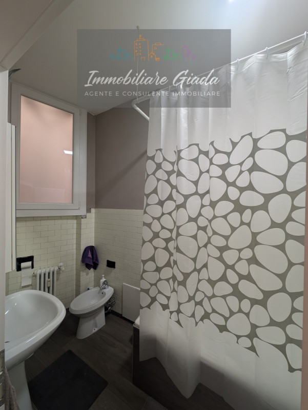 Situato nel cuore di Vittorio Veneto, proponiamo in vendita un luminosissimo appartamento quadril...