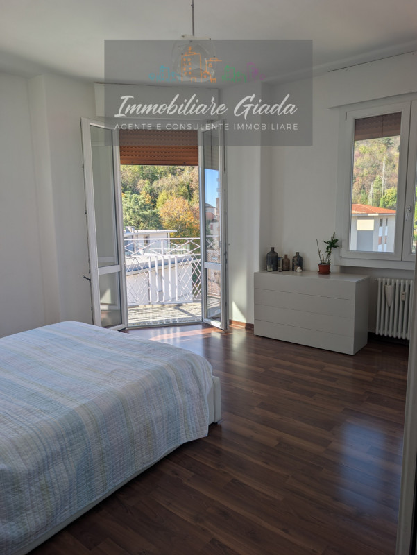 Situato nel cuore di Vittorio Veneto, proponiamo in vendita un luminosissimo appartamento quadril...