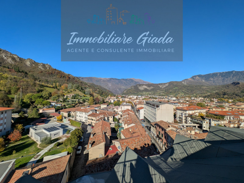 Situato nel cuore di Vittorio Veneto, proponiamo in vendita un luminosissimo appartamento quadril...