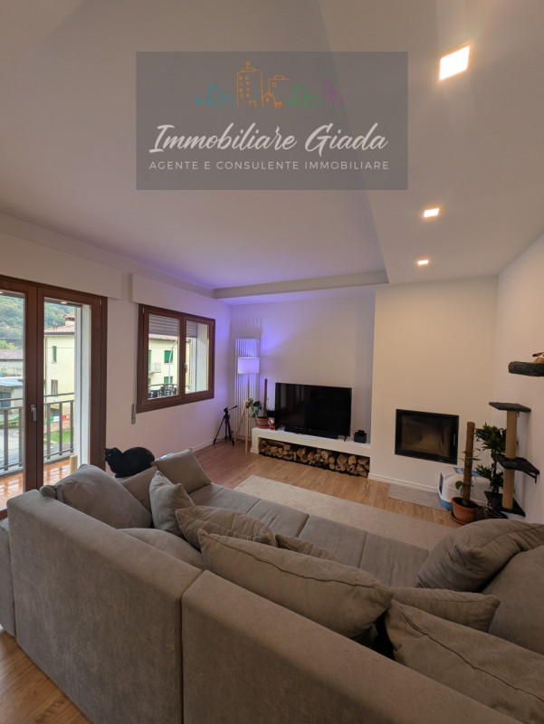 Scopri questo incantevole appartamento trilocale completamente ristrutturato nel 2023, situato a ...