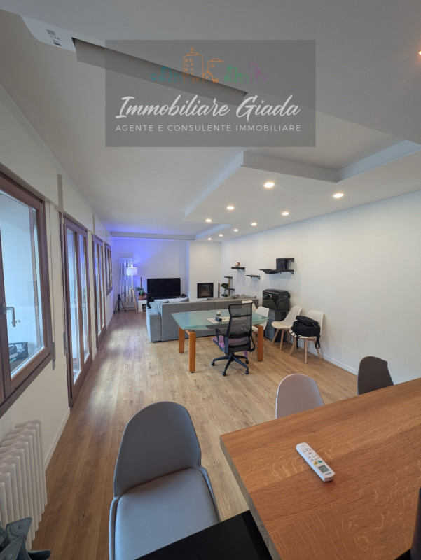 Scopri questo incantevole appartamento trilocale completamente ristrutturato nel 2023, situato a ...