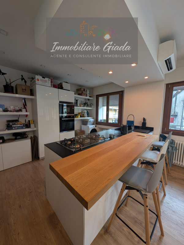 Scopri questo incantevole appartamento trilocale completamente ristrutturato nel 2023, situato a ...