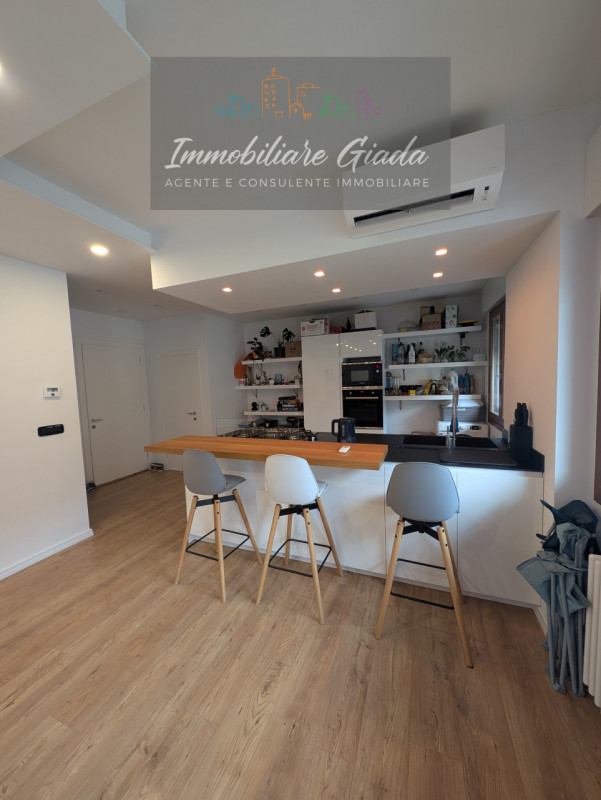 Scopri questo incantevole appartamento trilocale completamente ristrutturato nel 2023, situato a ...