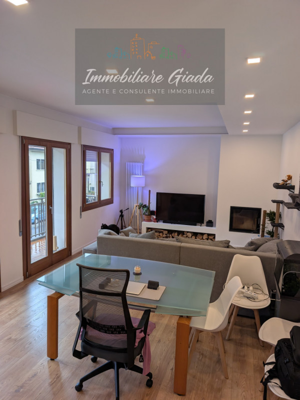 Scopri questo incantevole appartamento trilocale completamente ristrutturato nel 2023, situato a ...