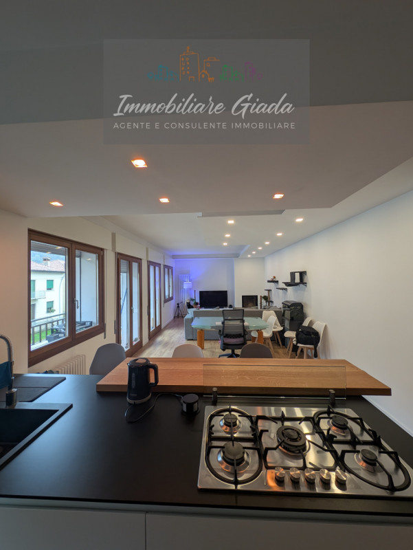 Scopri questo incantevole appartamento trilocale completamente ristrutturato nel 2023, situato a ...