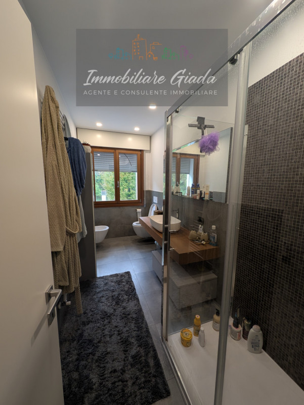 Scopri questo incantevole appartamento trilocale completamente ristrutturato nel 2023, situato a ...