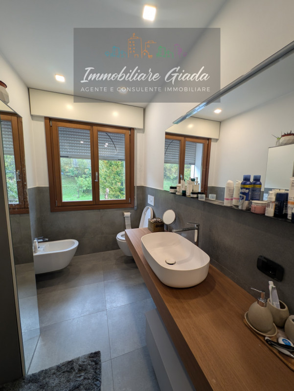 Scopri questo incantevole appartamento trilocale completamente ristrutturato nel 2023, situato a ...