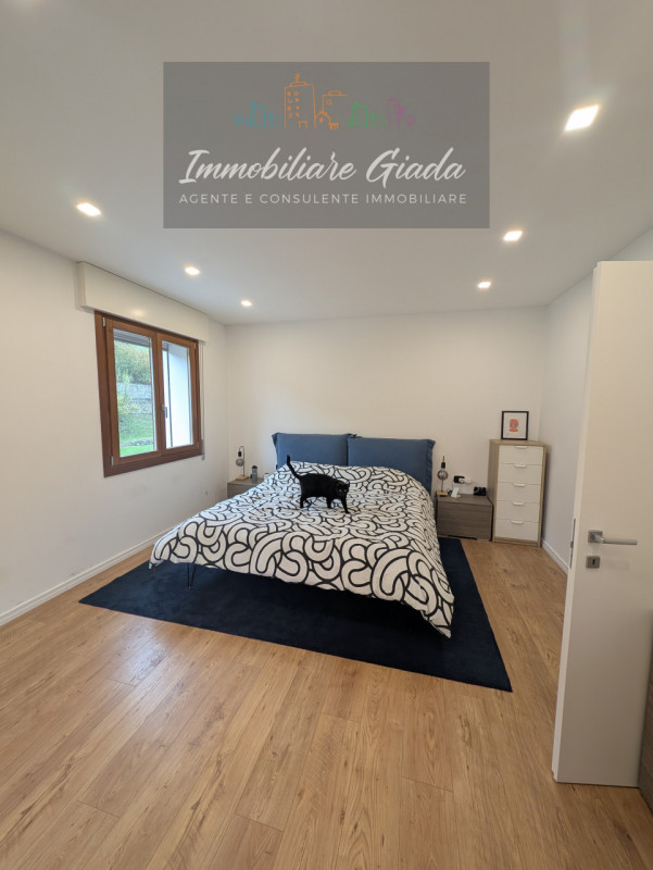 Scopri questo incantevole appartamento trilocale completamente ristrutturato nel 2023, situato a ...