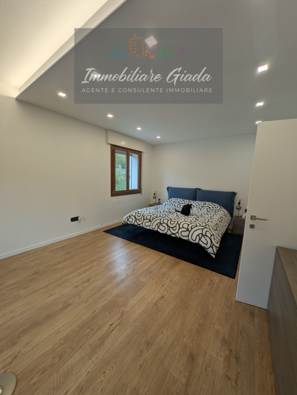 Scopri questo incantevole appartamento trilocale completamente ristrutturato nel 2023, situato a ...