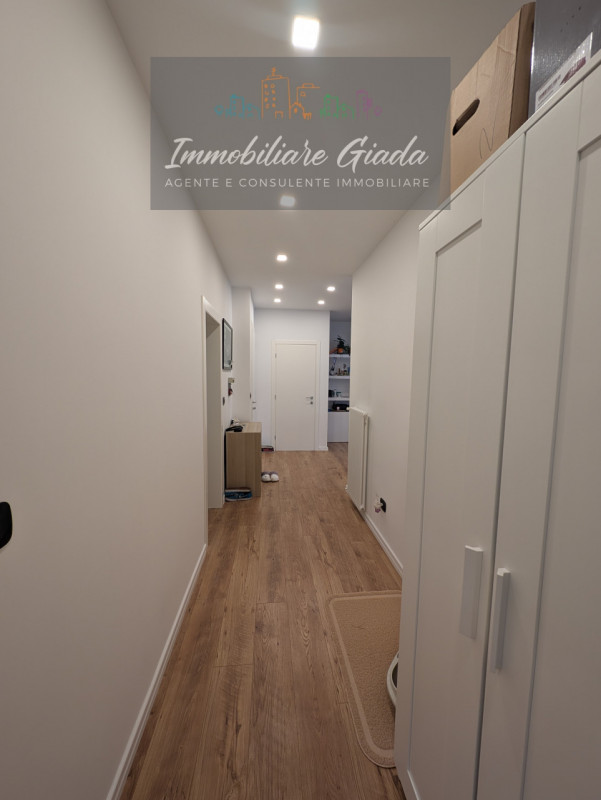 Scopri questo incantevole appartamento trilocale completamente ristrutturato nel 2023, situato a ...