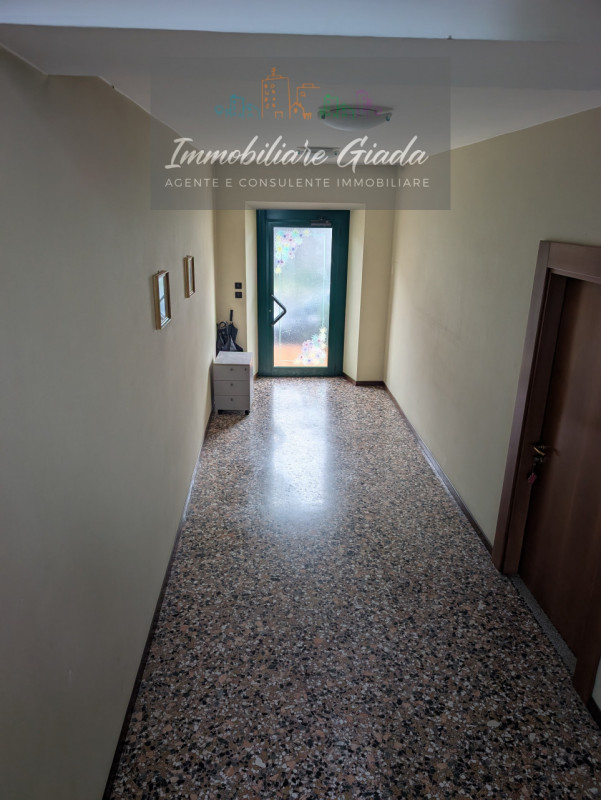 Scopri questo incantevole appartamento trilocale completamente ristrutturato nel 2023, situato a ...