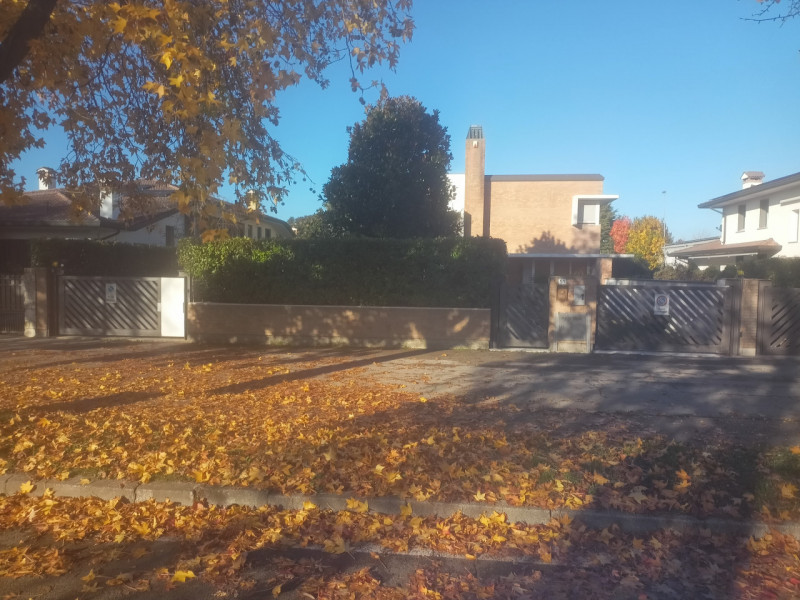 Scopri questa bellissima porzione di bifamiliare situata nella zona più affascinante di Sarmeola,...