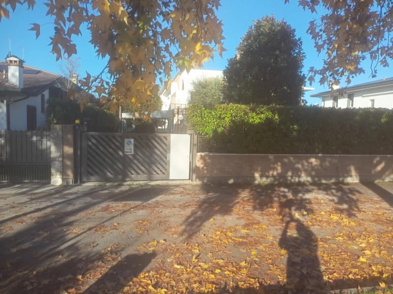 Scopri questa bellissima porzione di bifamiliare situata nella zona più affascinante di Sarmeola,...