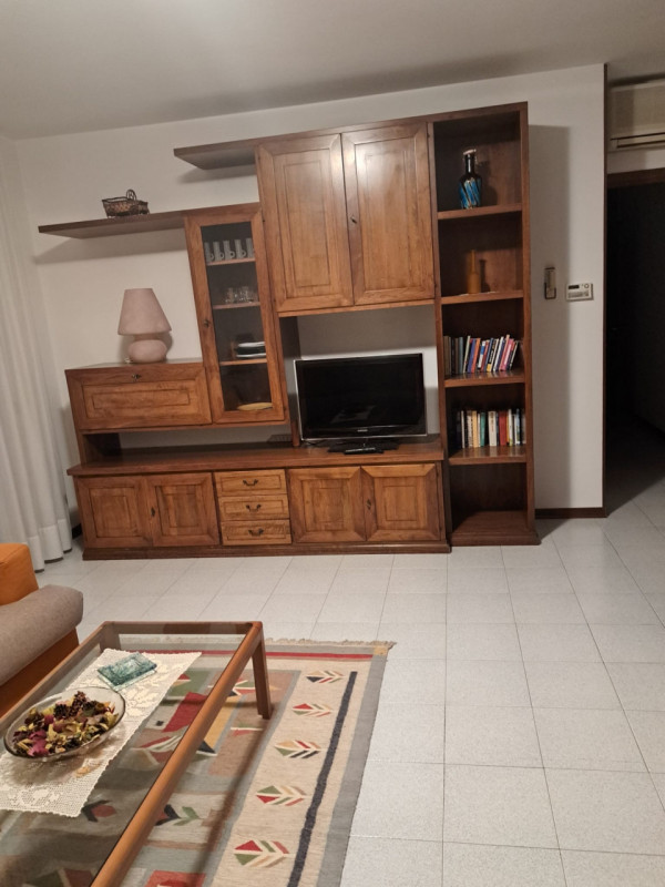 Rubano centro su palazzina di 4 unità affittasi appartamento al secondo ed ultimo piano disposto ...