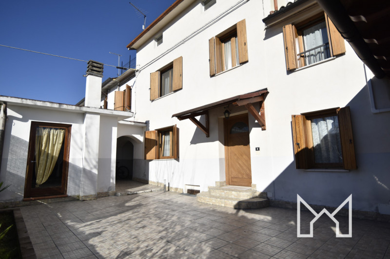 SACRO CUORE- Inserita in zona residenziale comoda ai principali servizi, proponiamo abitazione ce...