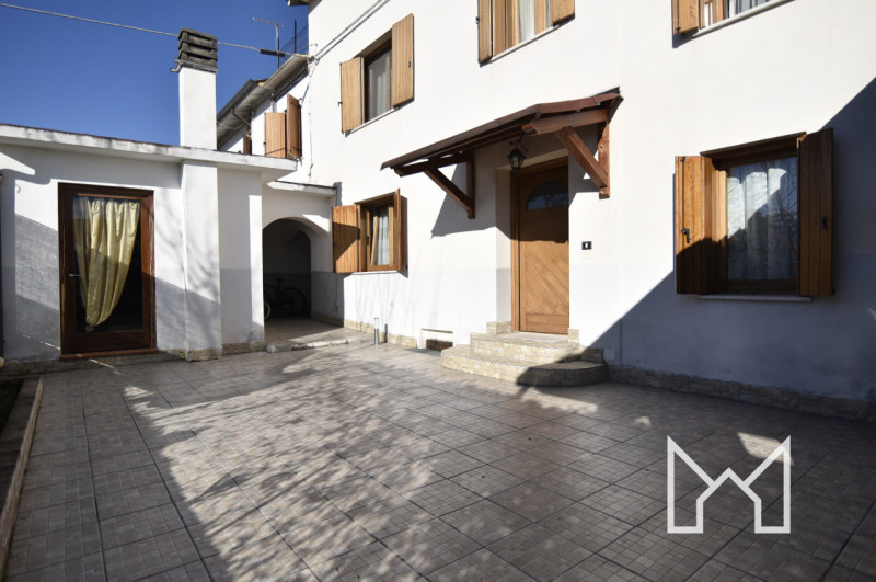 SACRO CUORE- Inserita in zona residenziale comoda ai principali servizi, proponiamo abitazione ce...