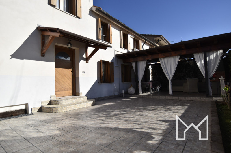 SACRO CUORE- Inserita in zona residenziale comoda ai principali servizi, proponiamo abitazione ce...