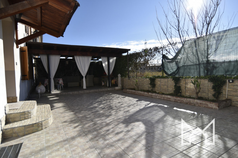 SACRO CUORE- Inserita in zona residenziale comoda ai principali servizi, proponiamo abitazione ce...