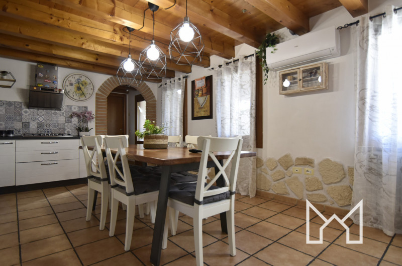 SACRO CUORE- Inserita in zona residenziale comoda ai principali servizi, proponiamo abitazione ce...