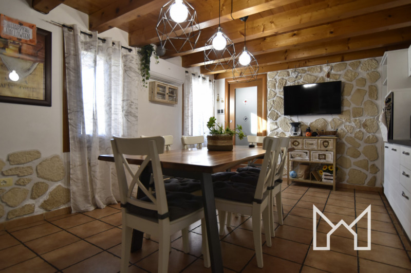 SACRO CUORE- Inserita in zona residenziale comoda ai principali servizi, proponiamo abitazione ce...