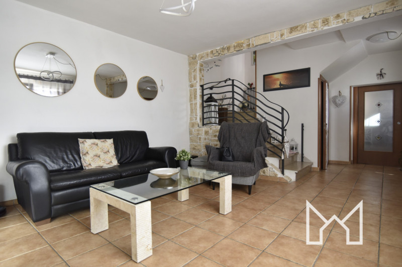 SACRO CUORE- Inserita in zona residenziale comoda ai principali servizi, proponiamo abitazione ce...