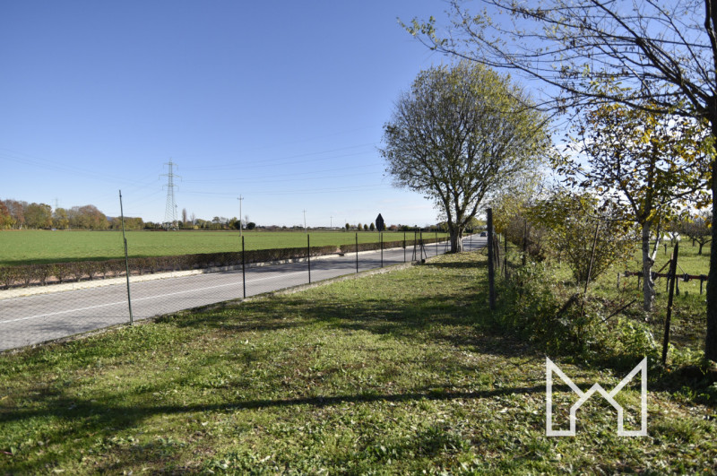 SACRO CUORE- Inserita in zona residenziale comoda ai principali servizi, proponiamo abitazione ce...