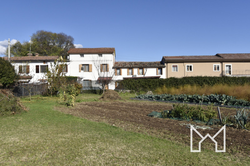 SACRO CUORE- Inserita in zona residenziale comoda ai principali servizi, proponiamo abitazione ce...