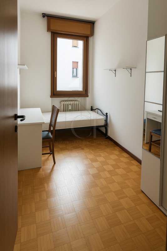 In appartamento spazioso al primo piano, si affittano stanze singole in soluzione condivisa, comp...