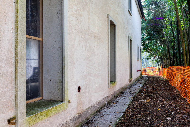 Nel cuore del Parco dei Colli Euganei, a Baone (PD), nasce una villa moderna realizzata allo stat...