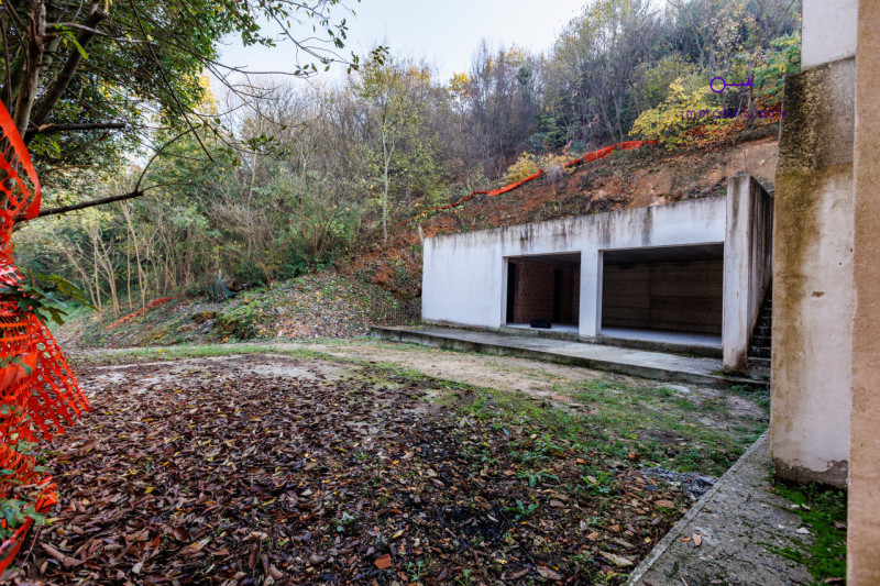 Nel cuore del Parco dei Colli Euganei, a Baone (PD), nasce una villa moderna realizzata allo stat...