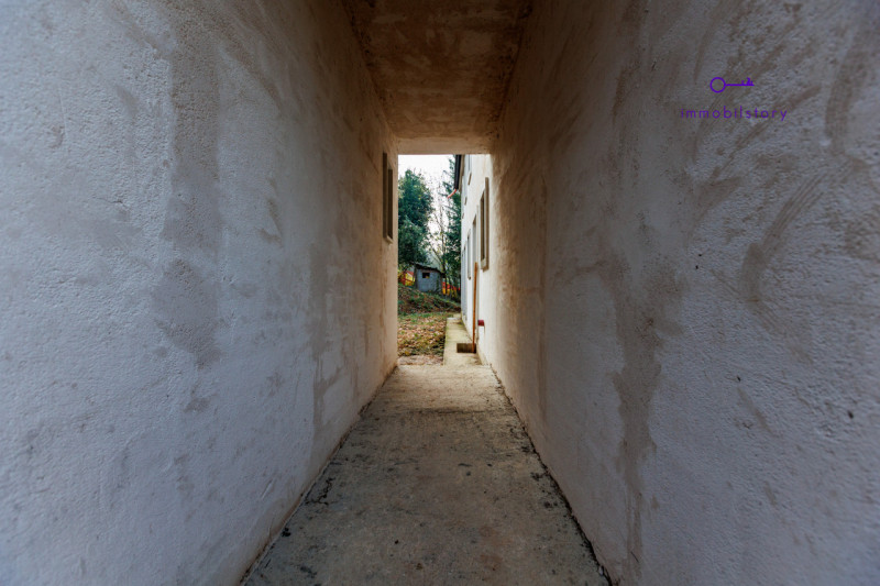 Nel cuore del Parco dei Colli Euganei, a Baone (PD), nasce una villa moderna realizzata allo stat...