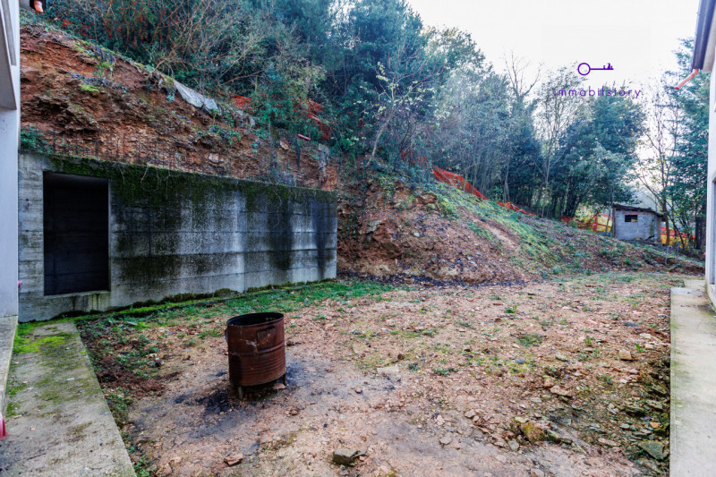 Nel cuore del Parco dei Colli Euganei, a Baone (PD), nasce una villa moderna realizzata allo stat...