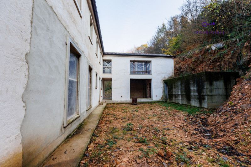 Nel cuore del Parco dei Colli Euganei, a Baone (PD), nasce una villa moderna realizzata allo stat...