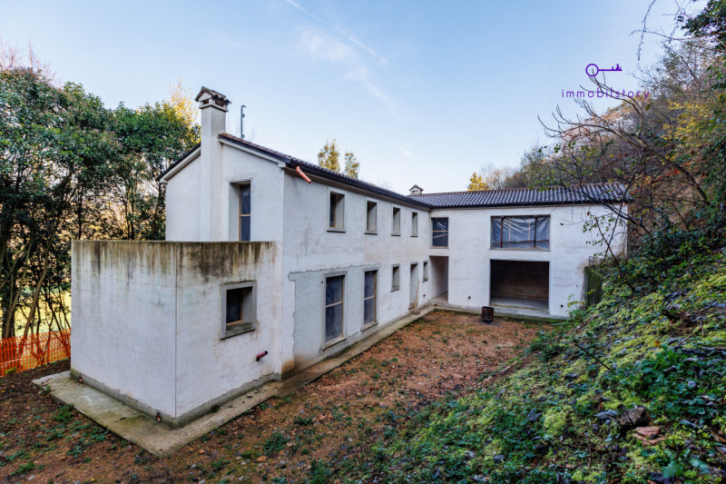 Nel cuore del Parco dei Colli Euganei, a Baone (PD), nasce una villa moderna realizzata allo stat...