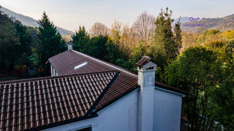 Nel cuore del Parco dei Colli Euganei, a Baone (PD), nasce una villa moderna realizzata allo stat...