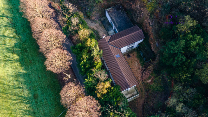 Nel cuore del Parco dei Colli Euganei, a Baone (PD), nasce una villa moderna realizzata allo stat...