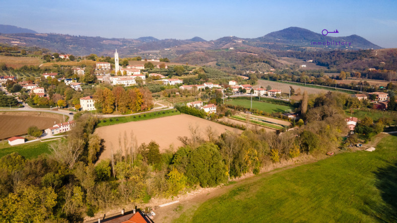 Nel cuore del Parco dei Colli Euganei, a Baone (PD), nasce una villa moderna realizzata allo stat...