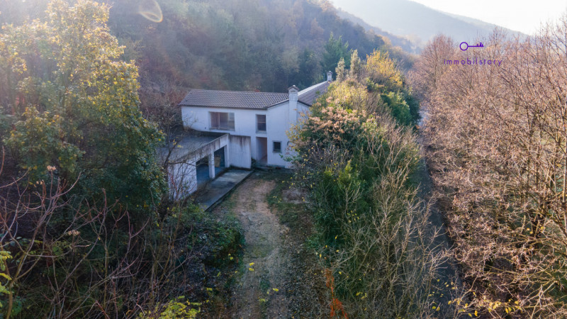 Nel cuore del Parco dei Colli Euganei, a Baone (PD), nasce una villa moderna realizzata allo stat...