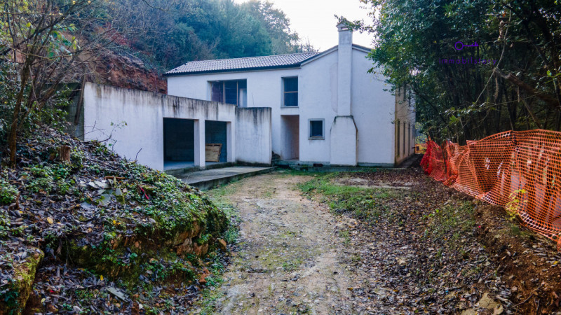 Nel cuore del Parco dei Colli Euganei, a Baone (PD), nasce una villa moderna realizzata allo stat...